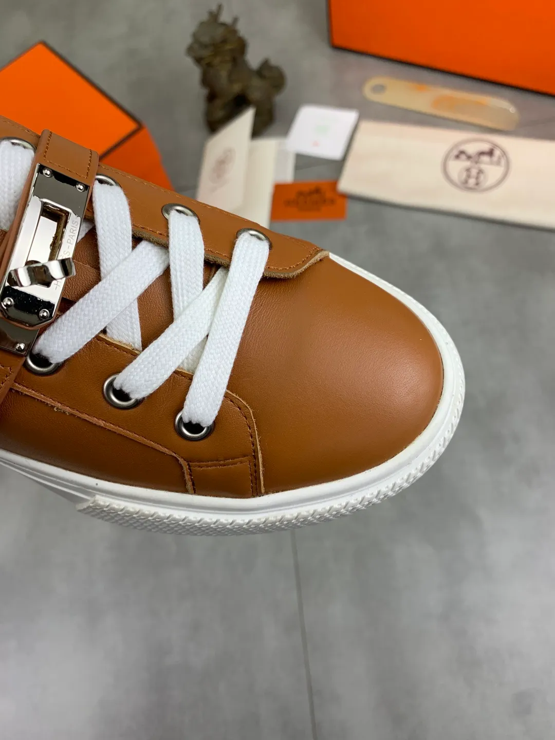 Men's men's shoes 💰P640 New Hermes top version Hermès classic couple style #𝐊𝐞𝐥𝐥𝐲 buckle casual white shoes skateboard shoes that will not conflict with shoes at all. Full of unknowns, Hermès rarely produces flat casual shoes and they are paired with classic palladium-plated Kelly shoe buckles! You'll fall in love with it at first sight. It's super versatile and can be worn with any skirt or pants. 🉑️Close your eyes and wear it. It's super noble. Fabric: Specific cowhide/canvas material. Lining: Sheepskin lining. Outsole: Original molded TPU outsole. Size: 35-45.